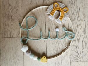 Prénom en tricotin avec animal en macramé